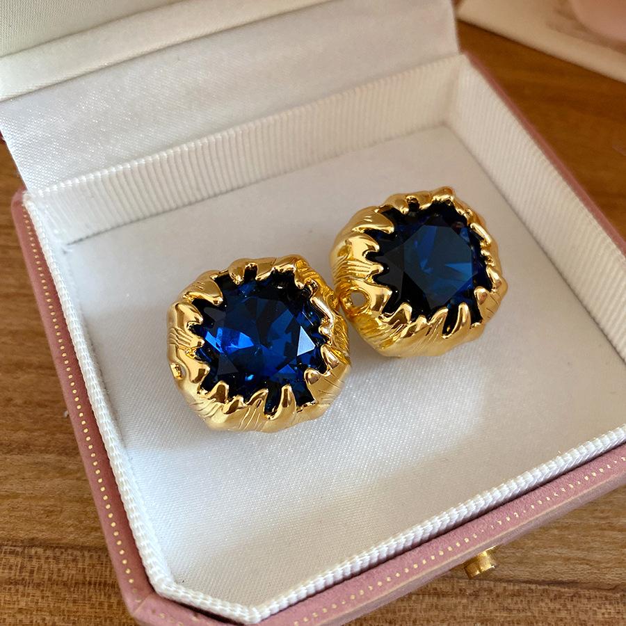 K real gold electroplated silver needle inlaid diamond square earclip earrings medieval vintage earrings light luxury high-end earrings
K real gold electroplated silver needle inlaid diamond square earclip earrings medieval vintage earrings light luxury high-end earrings