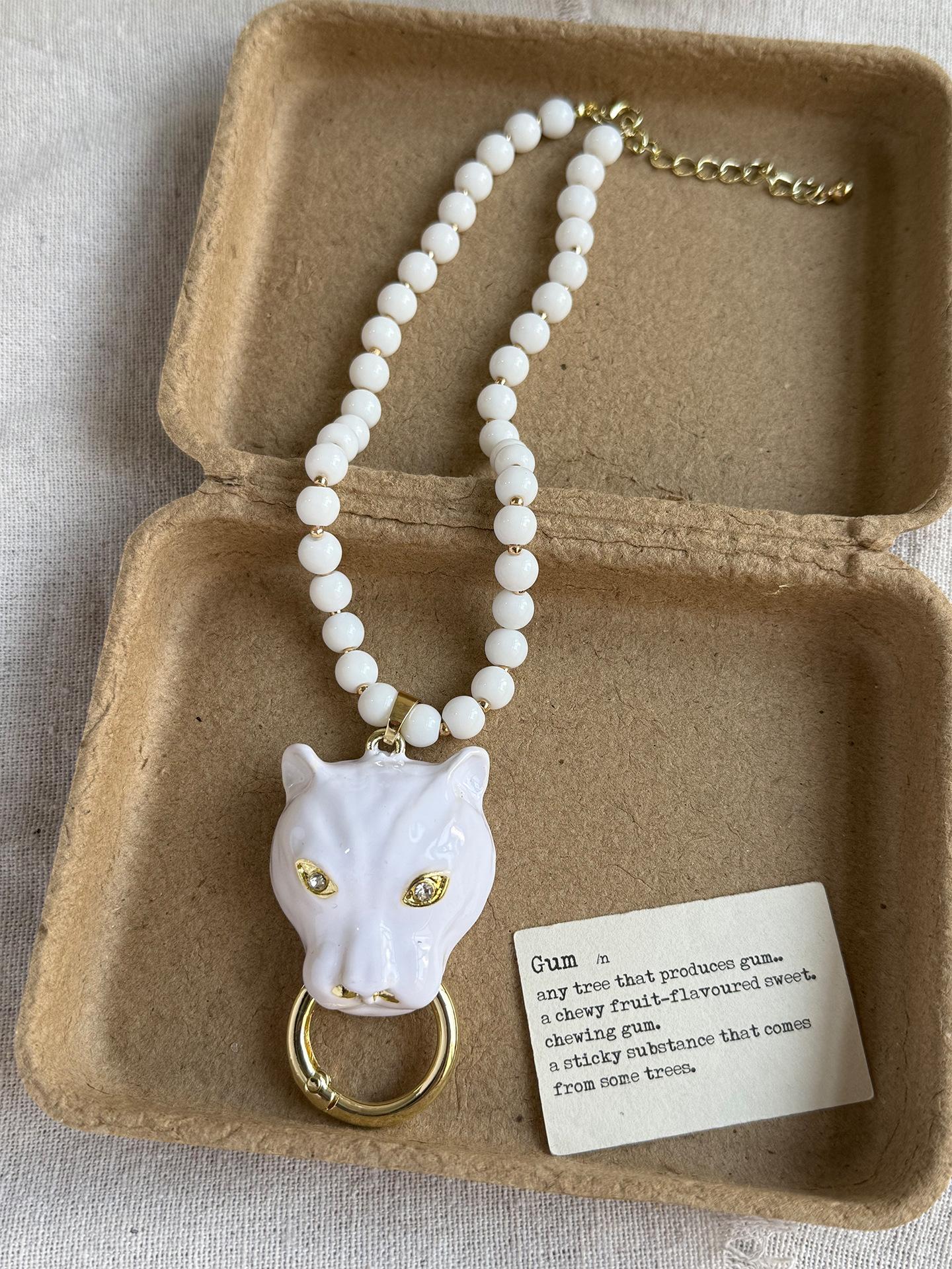 Elegant Enamel Leopard Pendant Necklace for Women Luxury High-End Queen Style Beaded Clavicle Chain Daily Party Accessory
Elegant Enamel Leopard Pendant Necklace for Women Luxury High-End Queen Style Beaded Clavicle Chain Daily Party Accessory