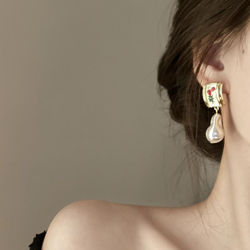 Fancy Rose Flower Pearl Earrings Women Fashion Irregular Pearls Jewelry Red Flower Dangle Earrings for Women Designer Gift 1pcs
Fancy Rose Flower Pearl Earrings Women Fashion Irregular Pearls Jewelry Red Flower Dangle Earrings for Women Designer Gift 1pcs