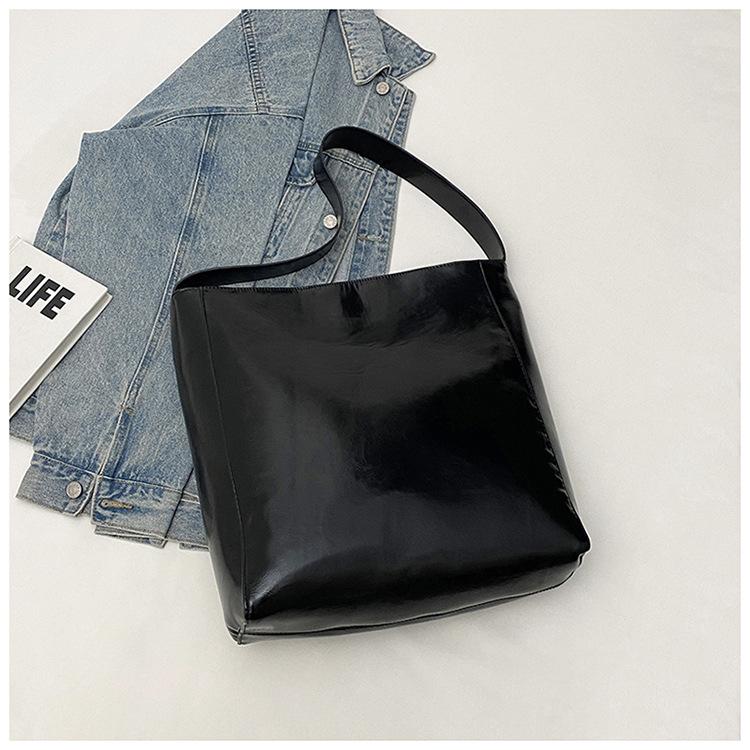 Autumn niche texture retro underarm bag women s 2025 new simple soft-faced bucket bag large-capacity messenger bag чёрный
Autumn niche texture retro underarm bag women s 2025 new simple soft-faced bucket bag large-capacity messenger bag чёрный