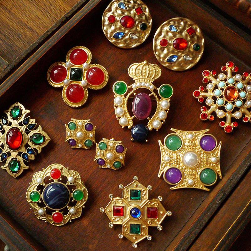 Retro Court Gold Color Treasure Brooches Antique Engraved Gem Rhinestones Exquisite Brooch Jewelry
Retro Court Gold Color Treasure Brooches Antique Engraved Gem Rhinestones Exquisite Brooch Jewelry