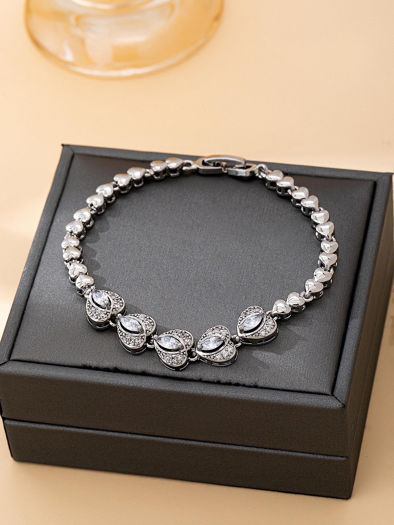 Korean Light Luxury Zircon Inlaid Bracelet: Women s Fashionable and Versatile Design срібний
Korean Light Luxury Zircon Inlaid Bracelet: Women s Fashionable and Versatile Design срібний