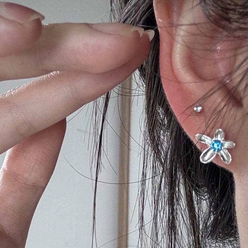 Flower stud earrings are simple and versatile, small and girly earrings, fashionable niche, personalized design, earrings, women
Flower stud earrings are simple and versatile, small and girly earrings, fashionable niche, personalized design, earrings, women