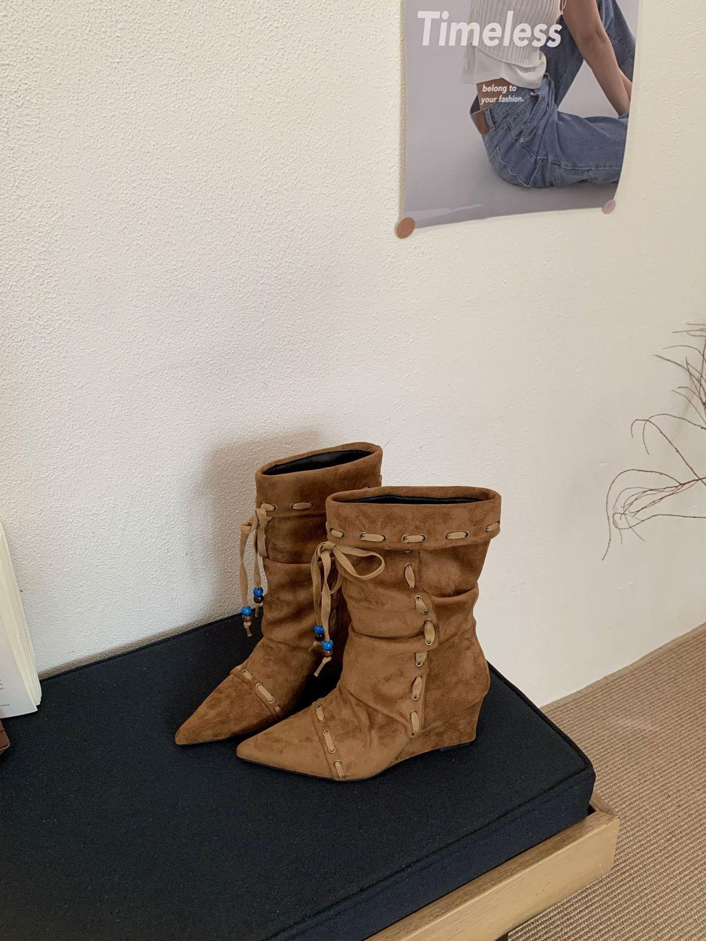 Pleated pointed Chelsea boots wedges straps 2025 autumn and winter new retro niche Maillard mid boots 39 коричневий
Pleated pointed Chelsea boots wedges straps 2025 autumn and winter new retro niche Maillard mid boots 39 коричневий