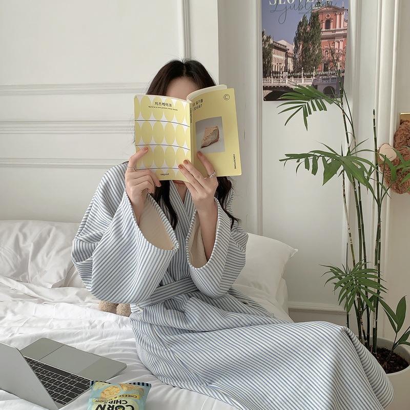 Korean ins nightgown winter women s thickened Korean version of simple striped hooded thermal bathrobe pajamas are in stock M
Korean ins nightgown winter women s thickened Korean version of simple striped hooded thermal bathrobe pajamas are in stock M