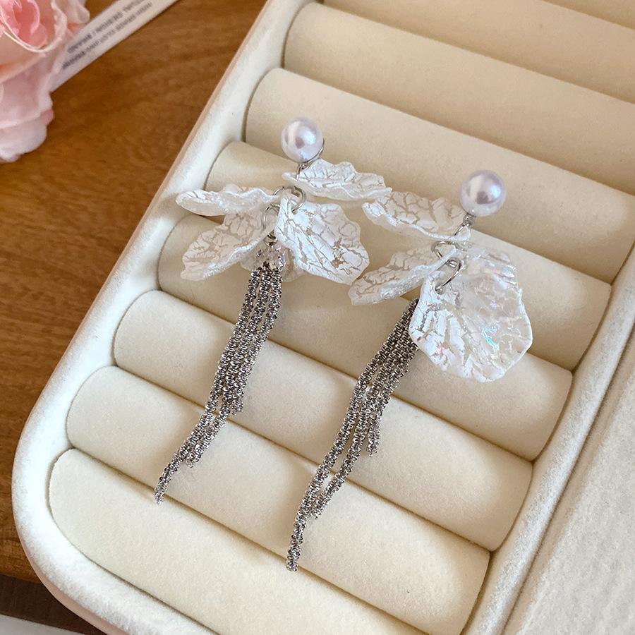 Silver needle pearl petal fringed earrings holiday wind sweet small fresh temperament stud earrings niche high-end earrings women
Silver needle pearl petal fringed earrings holiday wind sweet small fresh temperament stud earrings niche high-end earrings women
