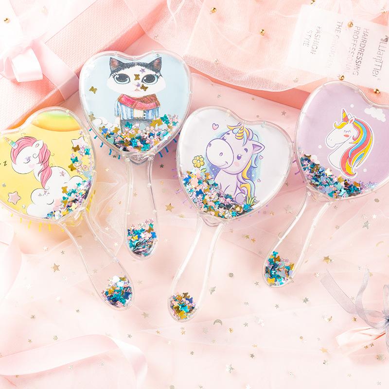 Милые мультяшные круглые блестки в форме зыбучих песков, противоузелковые расчески для малышей, детей, массажная расческа на воздушной подушке для вьющихся волос
Милые мультяшные круглые блестки в форме зыбучих песков, противоузелковые расчески для малышей, детей, массажная расческа на воздушной подушке для вьющихся волос