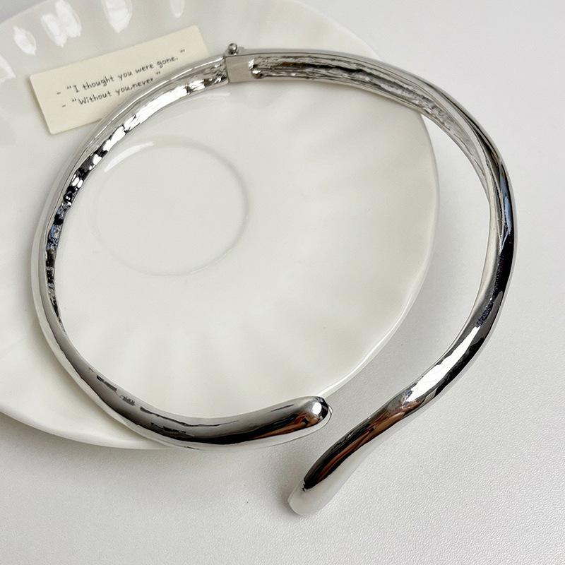 Tooxika Минималистичная нишевая металлическая глянцевая капля воды с открытым воротником модная личностная колье серебряный
Tooxika Минималистичная нишевая металлическая глянцевая капля воды с открытым воротником модная личностная колье серебряный