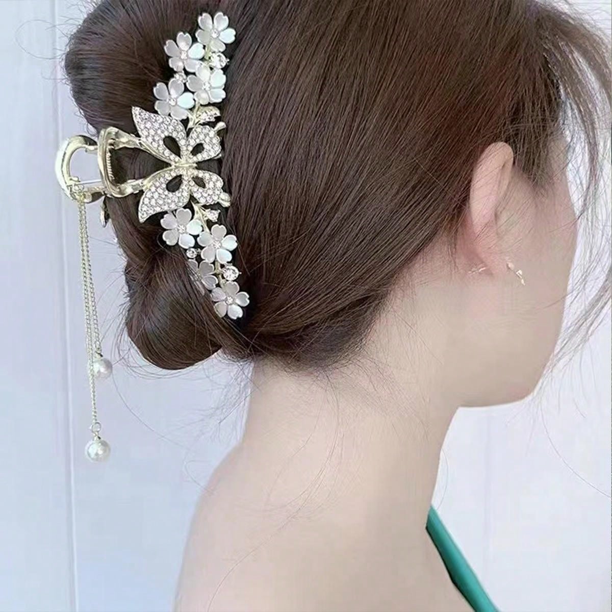 High-end Style Butterfly Brooch with Hollowed-out Petals Dangling Fringes Stylish and Exquisite Hairpin for The Back of The Head
High-end Style Butterfly Brooch with Hollowed-out Petals Dangling Fringes Stylish and Exquisite Hairpin for The Back of The Head