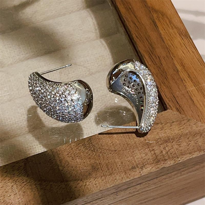 Light luxury high-end zircon hollow earrings temperament OL style simple small pepper full zirconium earrings ear jewelry серебряный
Light luxury high-end zircon hollow earrings temperament OL style simple small pepper full zirconium earrings ear jewelry серебряный