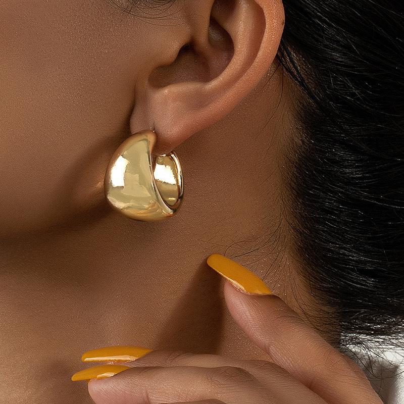 Vintage Metal C-Shaped Wide Hoop Earrings for Women Elegant Gold Color Circular Earrings Beach Zircon Birthday Gifts
Vintage Metal C-Shaped Wide Hoop Earrings for Women Elegant Gold Color Circular Earrings Beach Zircon Birthday Gifts