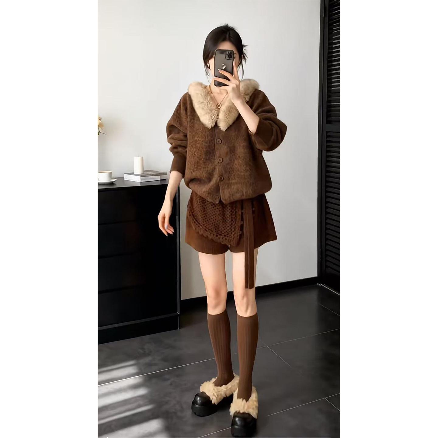 Women s Retro Patchwork Knit Cardigan & High-Waisted Shorts Set with Fur Collar L (105-115 lbs Recommended)
Women s Retro Patchwork Knit Cardigan & High-Waisted Shorts Set with Fur Collar L (105-115 lbs Recommended)
