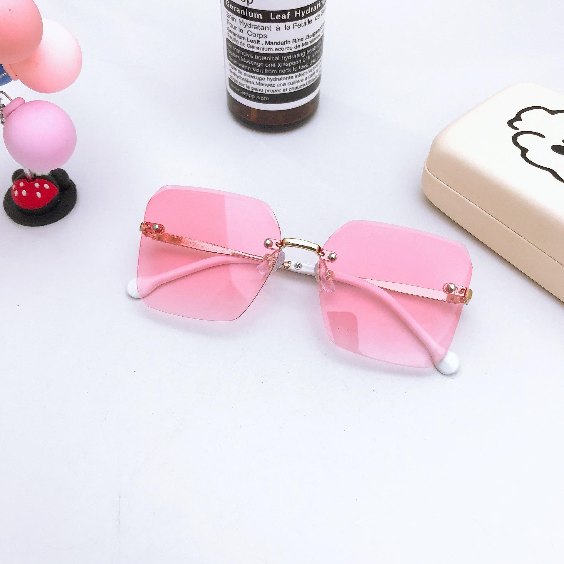 Солнцезащитные очки без оправы с отделкой, женские очки с нестандартной оправой, модные солнцезащитные очки для уличной стрельбы и вождения
Солнцезащитные очки без оправы с отделкой, женские очки с нестандартной оправой, модные солнцезащитные очки для уличной стрельбы и вождения