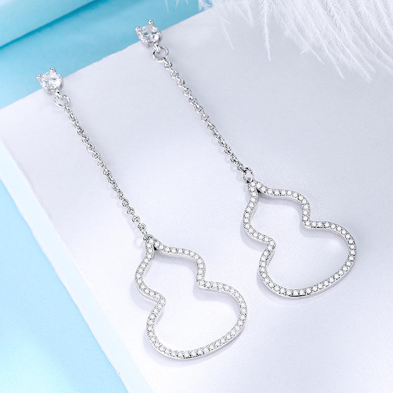 Korean Style Gourd-Shaped Stud & Tassel Earrings for Women: Hypoallergenic, Full Diamond Design with Silver Needle
Korean Style Gourd-Shaped Stud & Tassel Earrings for Women: Hypoallergenic, Full Diamond Design with Silver Needle