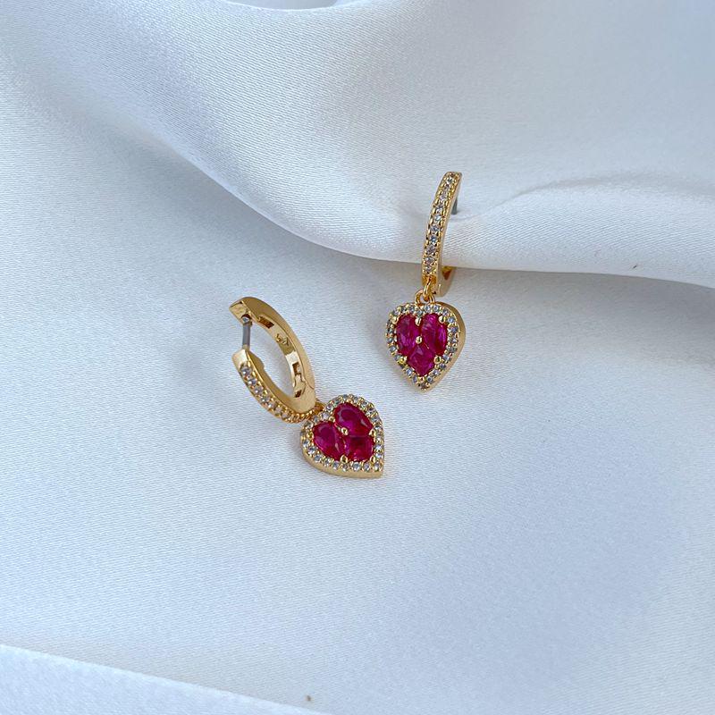 Элегантные серьги-капли в форме сердца с красным цирконом
Элегантные серьги-капли в форме сердца с красным цирконом