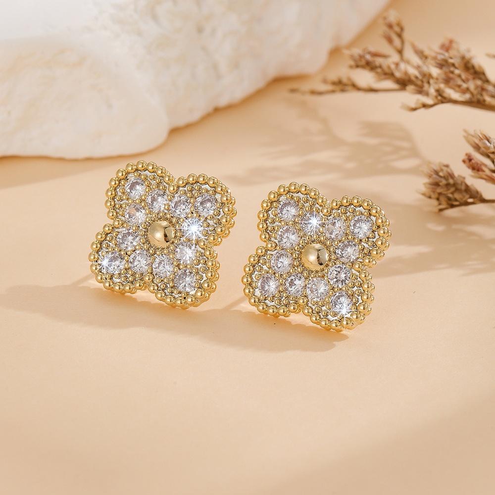 Small Fragrant Wind Romantic Sweet Fashion Temperament Ladies Micro-Studded With Diamond Zircon Four-Leaf Clover Flower Earrings
Small Fragrant Wind Romantic Sweet Fashion Temperament Ladies Micro-Studded With Diamond Zircon Four-Leaf Clover Flower Earrings