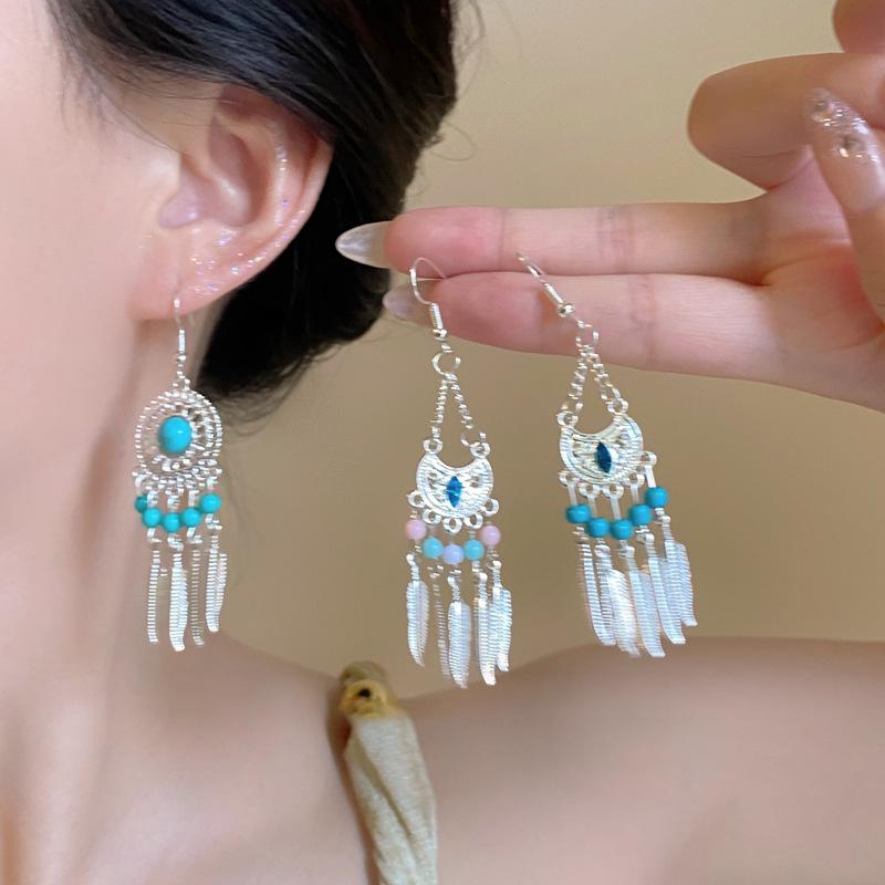 Round hollow leaf fringed earrings retro niche light luxury ear hooks fashion temperament high-end earrings women
Round hollow leaf fringed earrings retro niche light luxury ear hooks fashion temperament high-end earrings women