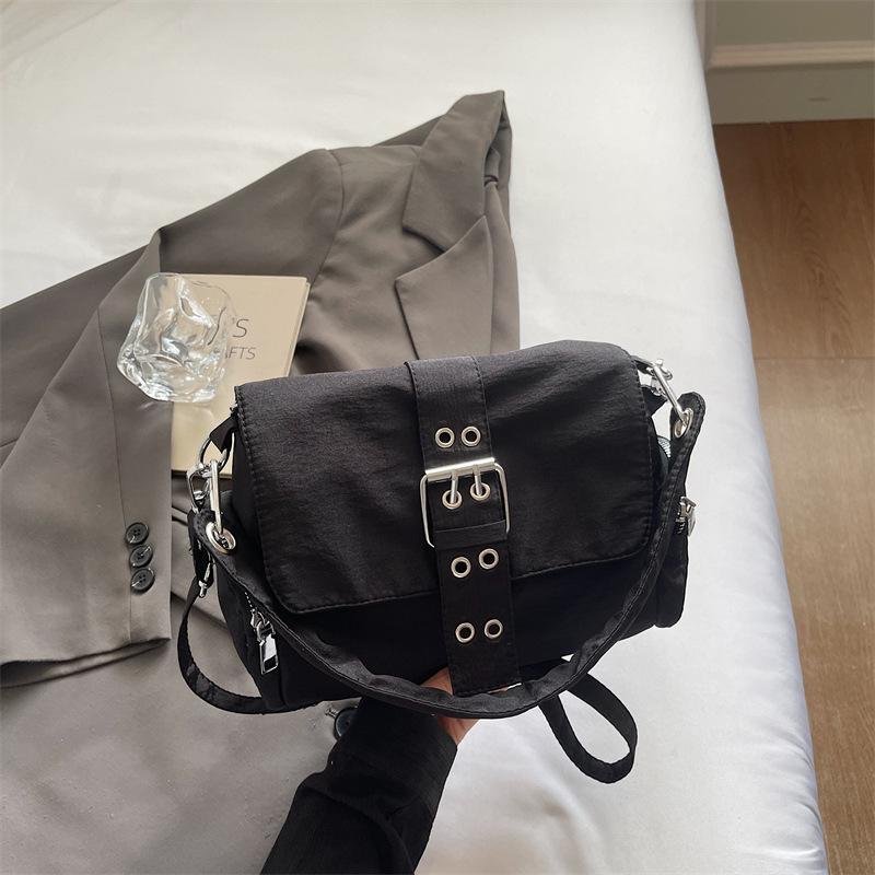 Stylish simple retro niche armpit bag 2025 autumn new trend baguette crossbody small bag commuter shoulder
Stylish simple retro niche armpit bag 2025 autumn new trend baguette crossbody small bag commuter shoulder