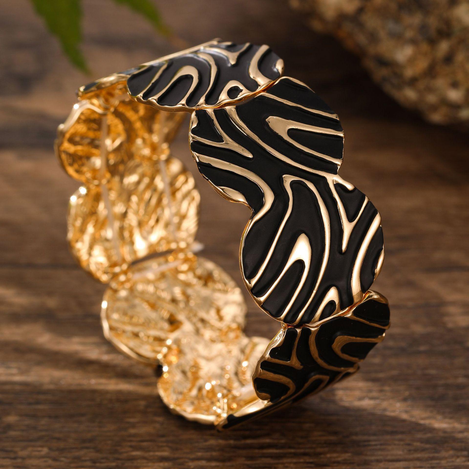 Ladies Circular Geometric Line Elastic Bracelet Matte black circle
Ladies Circular Geometric Line Elastic Bracelet Matte black circle