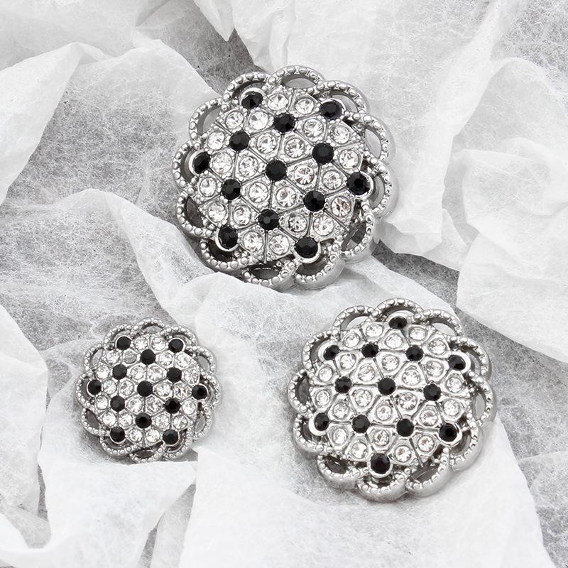 Изысканный кардиган-свитер с металлическими пуговицами и стразами
Изысканный кардиган-свитер с металлическими пуговицами и стразами