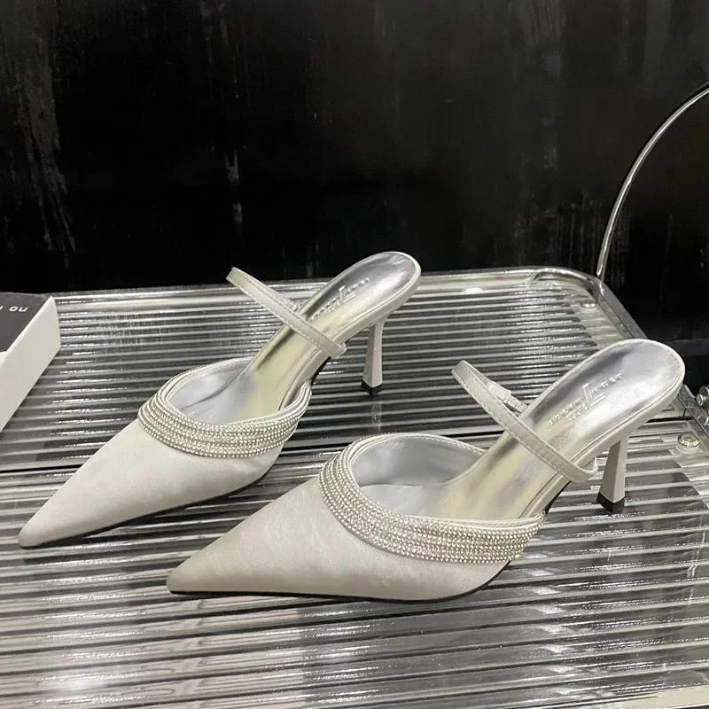 Роскошные женские шлепанцы с острым носком, из шелка, на толстой подошве и высоком каблуке, с завязками, стразами и ремешком сзади, сексуальные, для платья, женские туфли-лодочки 40 серебряный
Роскошные женские шлепанцы с острым носком, из шелка, на толстой подошве и высоком каблуке, с завязками, стразами и ремешком сзади, сексуальные, для платья, женские туфли-лодочки 40 серебряный