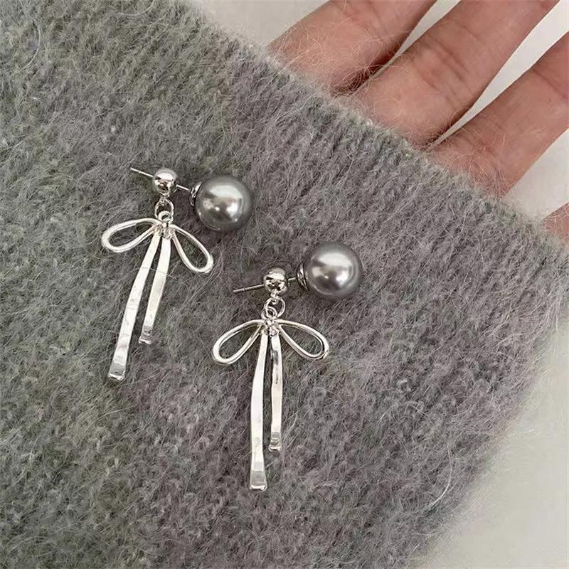 Fashionable Choker with Pendant Graceful Bowknot Pendant Choker Necklace with Gray Pearls Neck Zircon Accessories
Fashionable Choker with Pendant Graceful Bowknot Pendant Choker Necklace with Gray Pearls Neck Zircon Accessories
