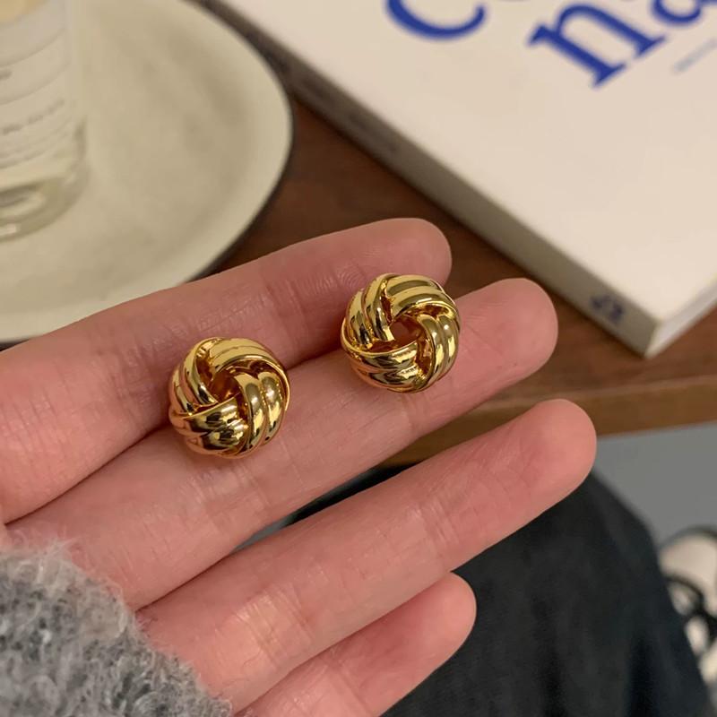 New Hiphop Punk Metal Twist Knit Knot Ball Stud Earring for Women Gold Color Female Twine Ear Jewelry Christmas Gift Brincos
New Hiphop Punk Metal Twist Knit Knot Ball Stud Earring for Women Gold Color Female Twine Ear Jewelry Christmas Gift Brincos