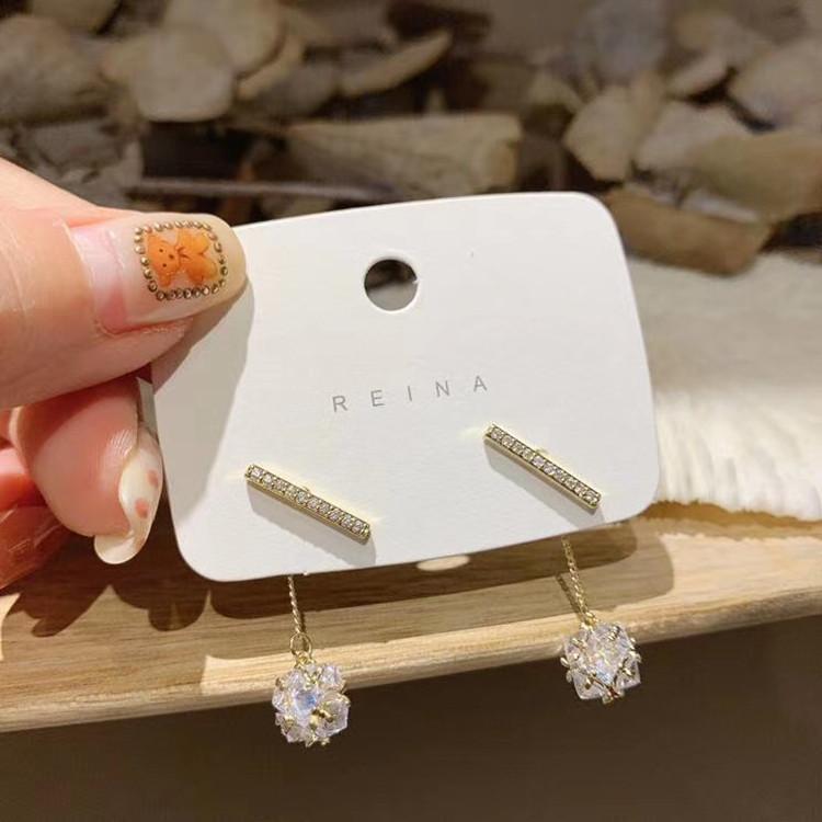 925 Silver Needle — серьги в виде хрустального шара, состоящие из двух частей и украшенные бриллиантами, с уникальным дизайном.. Изысканные и универсальные серьги для девочки
925 Silver Needle — серьги в виде хрустального шара, состоящие из двух частей и украшенные бриллиантами, с уникальным дизайном.. Изысканные и универсальные серьги для девочки