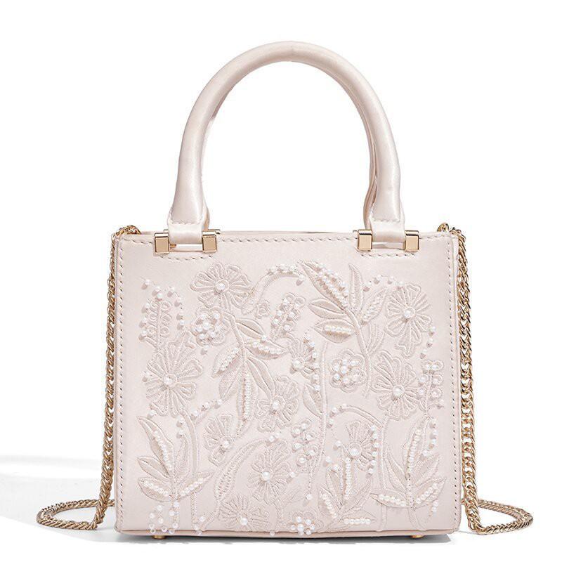 Z Family Cross-border Women s Bag 2025 Pearl Embroidery Fashionable Silk Satin Texture Handbag Banquet Chain Shoulder
Z Family Cross-border Women s Bag 2025 Pearl Embroidery Fashionable Silk Satin Texture Handbag Banquet Chain Shoulder