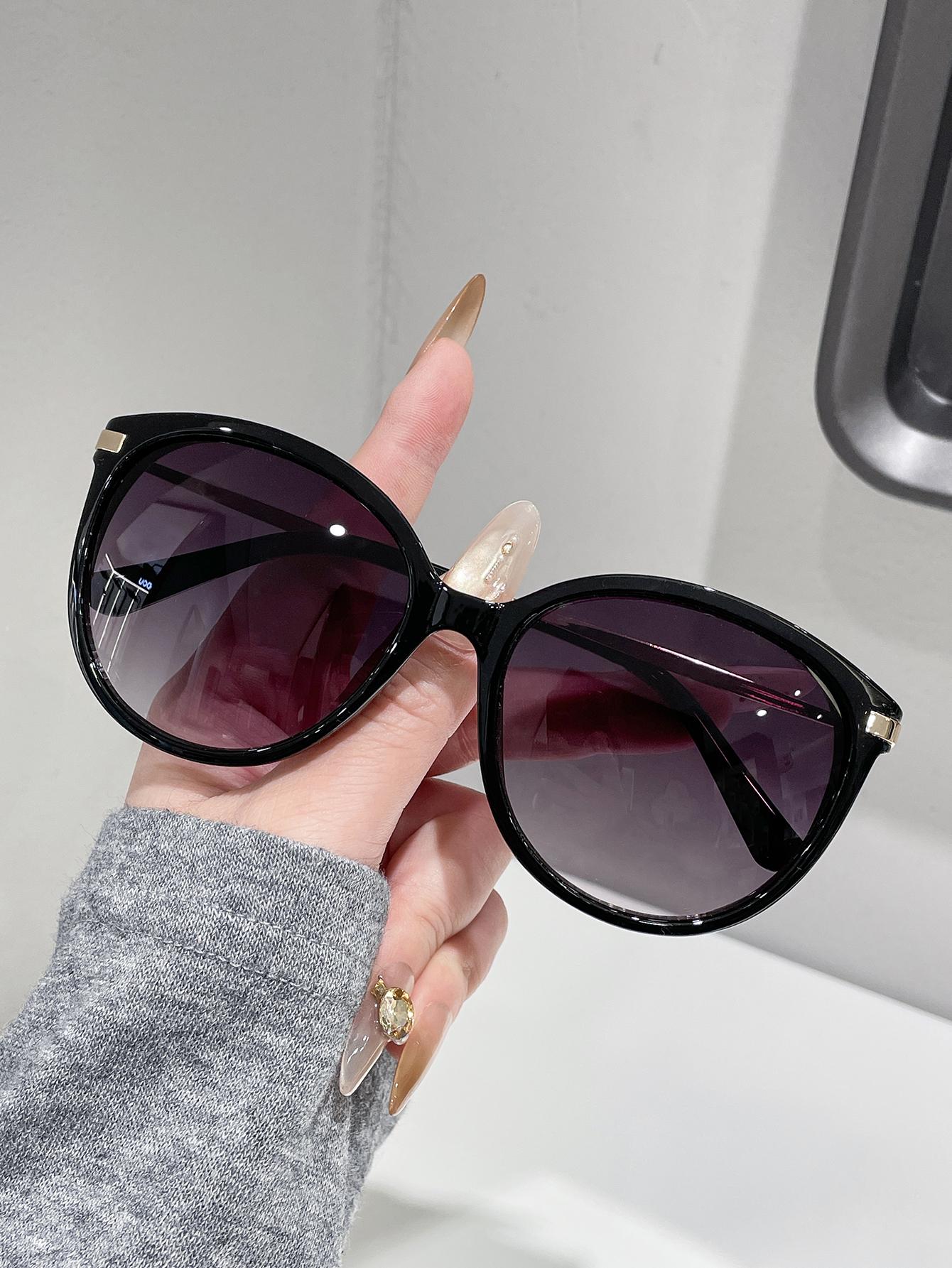 Unisex Retro European Large Cat Eye Frame Fashion Glasses Suitable for Daily Wear Street Photography And Driving
Unisex Retro European Large Cat Eye Frame Fashion Glasses Suitable for Daily Wear Street Photography And Driving
