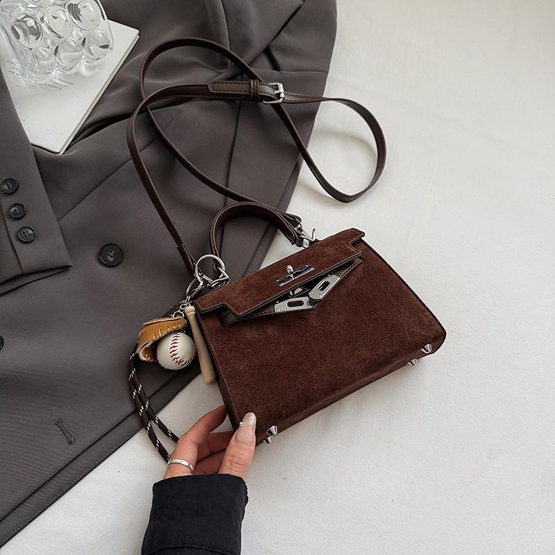 Осенний сезон ретро портативная маленькая сумка женская 2025 новая мода иностранный стиль сумка-мессенджер высокая ценность маленькая квадратная сумка
Осенний сезон ретро портативная маленькая сумка женская 2025 новая мода иностранный стиль сумка-мессенджер высокая ценность маленькая квадратная сумка