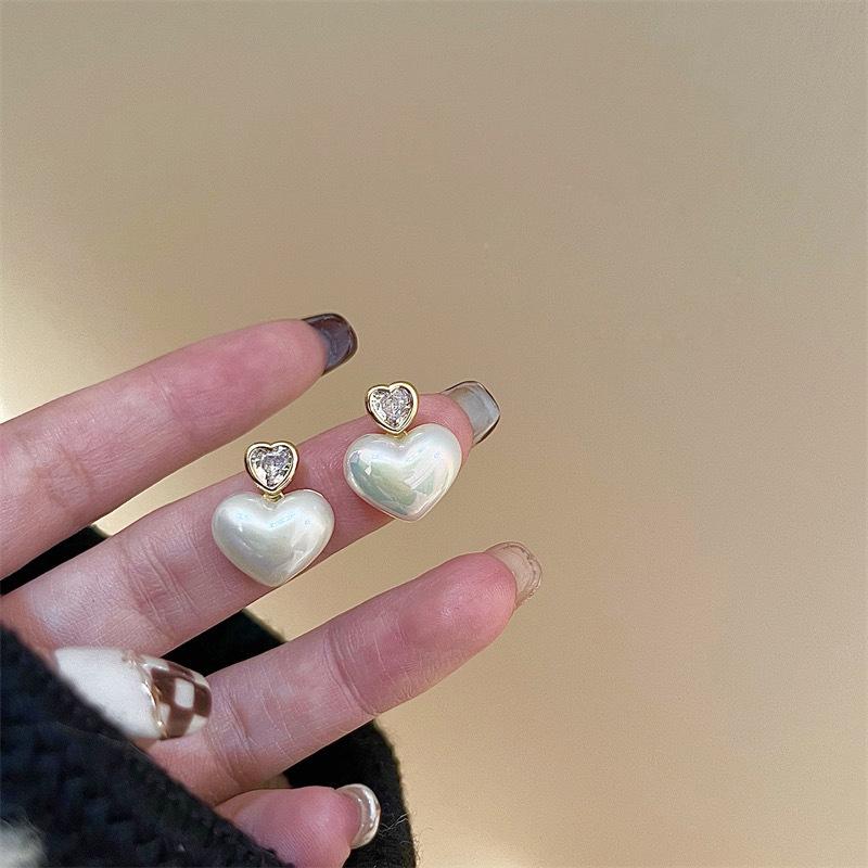 Mermaid Ji love zircon mosquito coil disc ear clips fashionable and sweet earrings French retro exquisite and small temperament stud earrings
Mermaid Ji love zircon mosquito coil disc ear clips fashionable and sweet earrings French retro exquisite and small temperament stud earrings