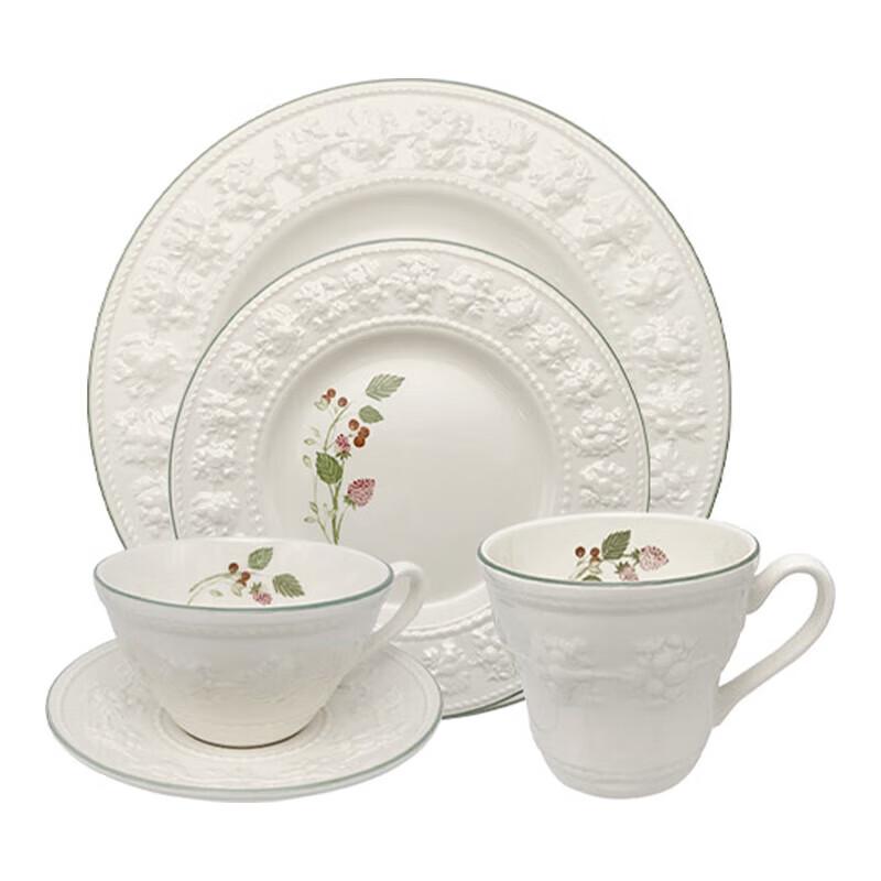 Wedgwood Happy Holiday Raspberry 5-Piece Dinnerware Set
Wedgwood Happy Holiday Raspberry 5-Piece Dinnerware Set
