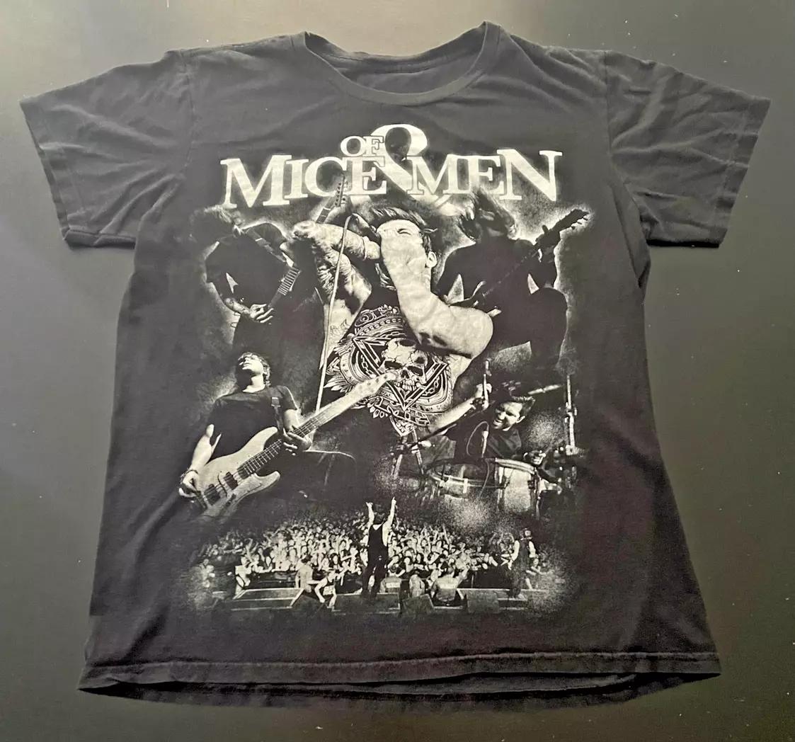 Of Mice And Men Band T-Shirt, Black, Size: NO TAG - Fits as M/L 3XL
Of Mice And Men Band T-Shirt, Black, Size: NO TAG - Fits as M/L 3XL