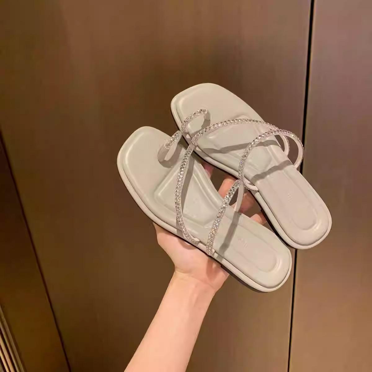Sheepskin version~ Sparkling rhinestone cover toes exquisite flat-bottomed cool slippers women s half slippers summer 35 серебряный
Sheepskin version~ Sparkling rhinestone cover toes exquisite flat-bottomed cool slippers women s half slippers summer 35 серебряный