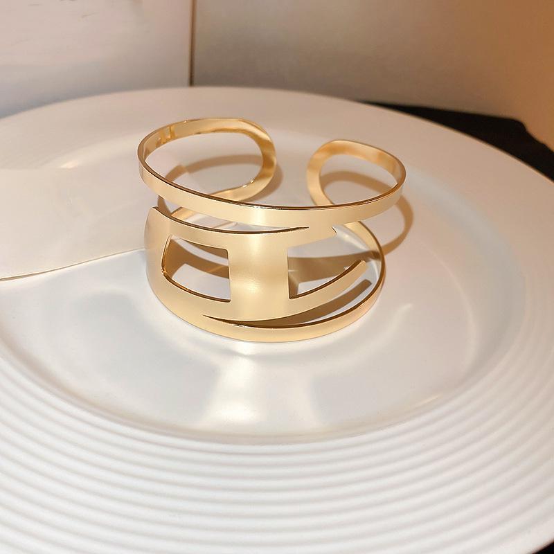 Женский минималистичный браслет высокого класса с неровной вогнутой формой: Европейский и американский нишевый холодный стиль браслет
Женский минималистичный браслет высокого класса с неровной вогнутой формой: Европейский и американский нишевый холодный стиль браслет