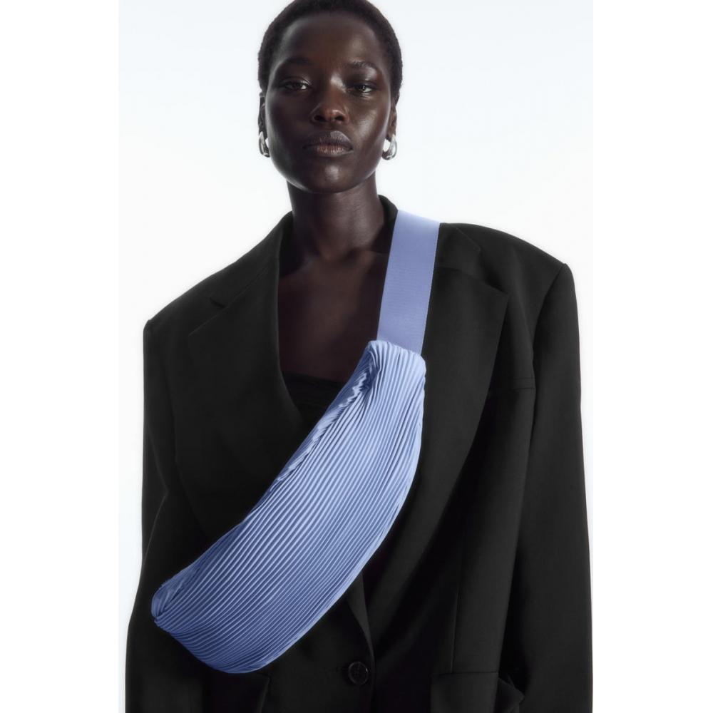 Плетеная сумка через плечо COS Japan со складками.
Плетеная сумка через плечо COS Japan со складками.