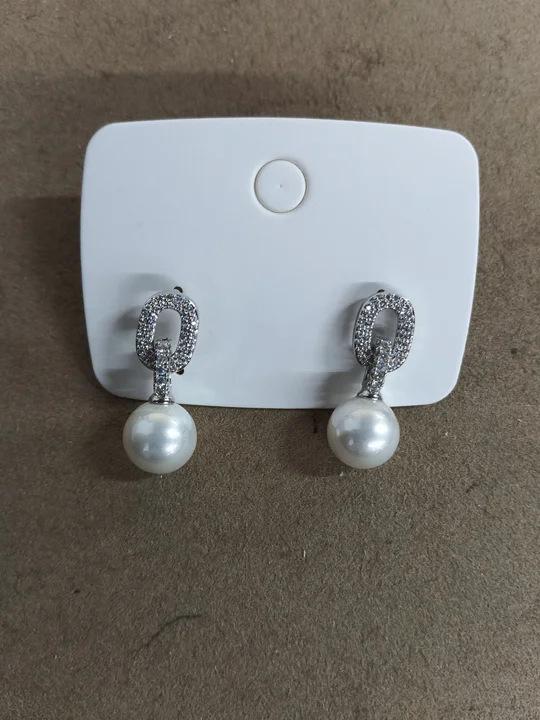 Silver needle zircon oval pearl stud earrings fashionable versatile earrings temperament advanced sense atmosphere exquisite light luxury earrings
Silver needle zircon oval pearl stud earrings fashionable versatile earrings temperament advanced sense atmosphere exquisite light luxury earrings