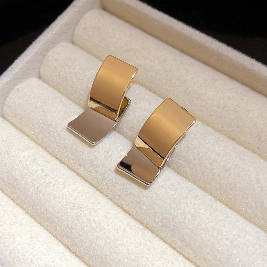 K real gold electroplated silver needle square stud earrings European and American simple fashion earrings light luxury high-end earrings women
K real gold electroplated silver needle square stud earrings European and American simple fashion earrings light luxury high-end earrings women