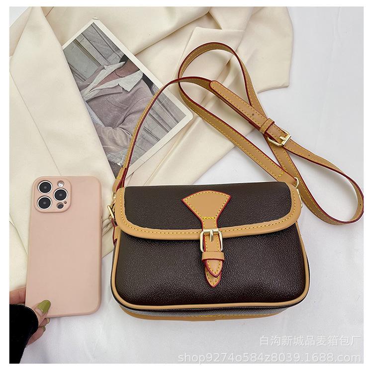 Small bag women s 2025 autumn and winter new trendy Korean version single shoulder crossbody retro fashion contrasting color commuter small square bag
Small bag women s 2025 autumn and winter new trendy Korean version single shoulder crossbody retro fashion contrasting color commuter small square bag