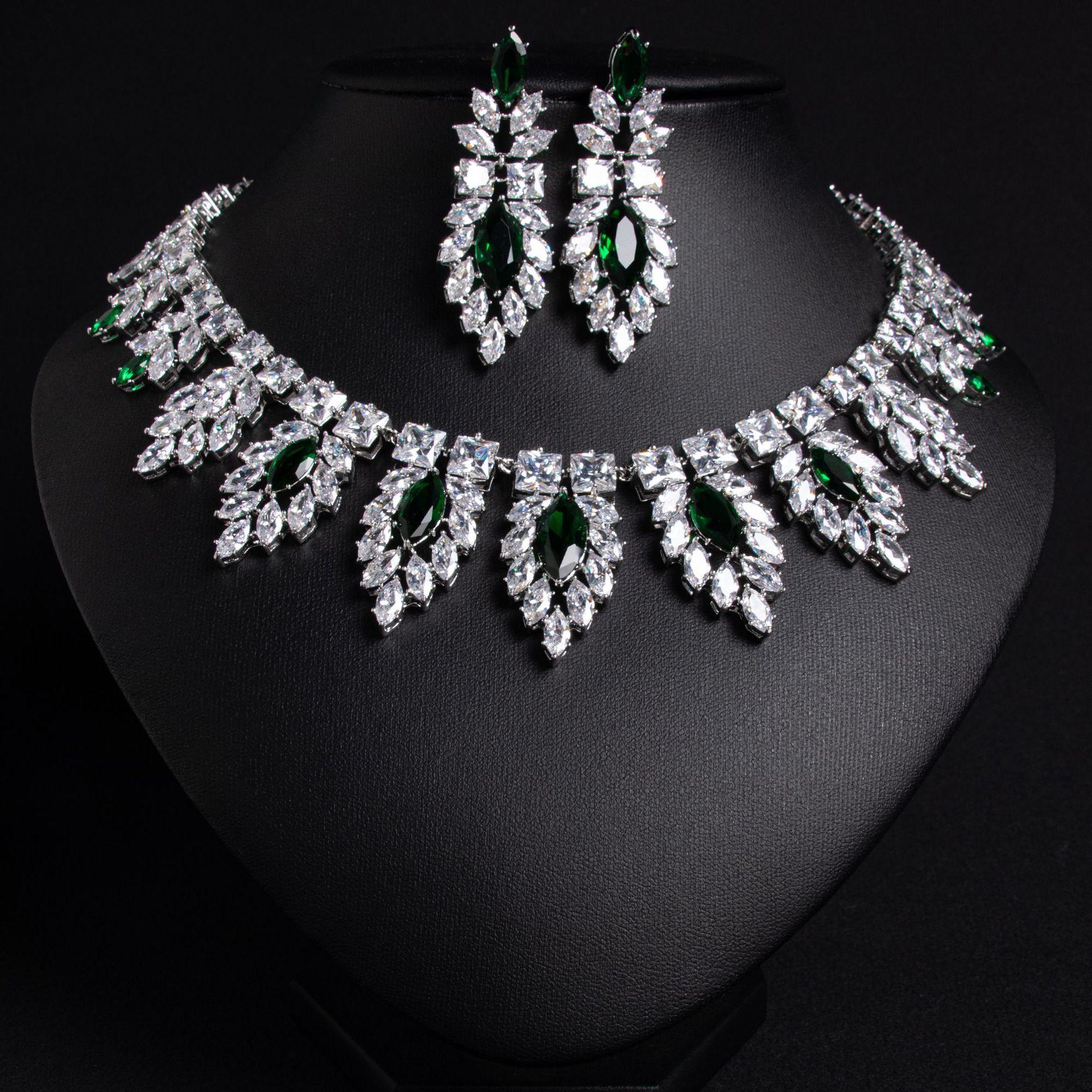 Women s Light Luxury Design Elegant Inlaid Zircon Necklace Ear Hanging Set Fashionable And Versatile Niche Design Sense Set
Women s Light Luxury Design Elegant Inlaid Zircon Necklace Ear Hanging Set Fashionable And Versatile Niche Design Sense Set