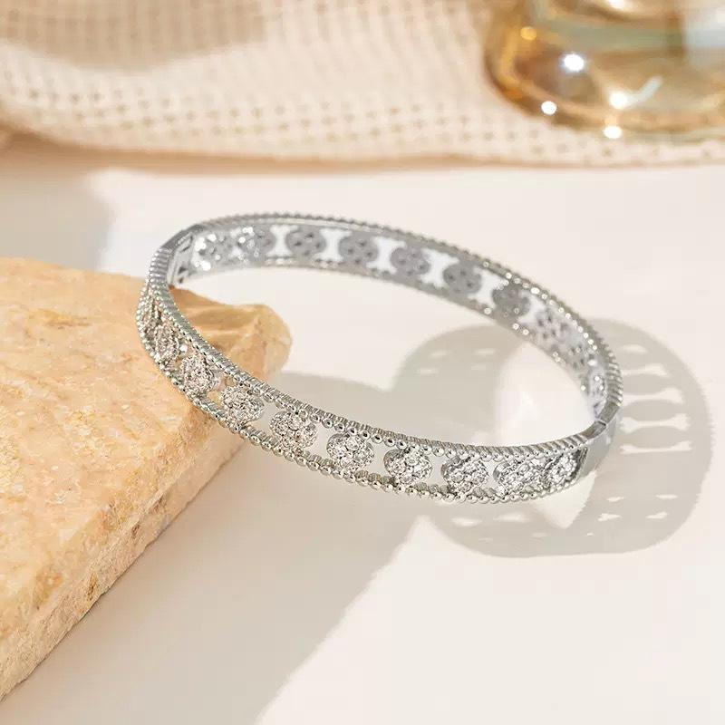 2026 Four-leaf Clover Bracelet Women s Hollow Design High-end Flower Bracelet Full of Diamonds Kaleidoscope Bracelet Versatile Jewelry 18CM
2026 Four-leaf Clover Bracelet Women s Hollow Design High-end Flower Bracelet Full of Diamonds Kaleidoscope Bracelet Versatile Jewelry 18CM