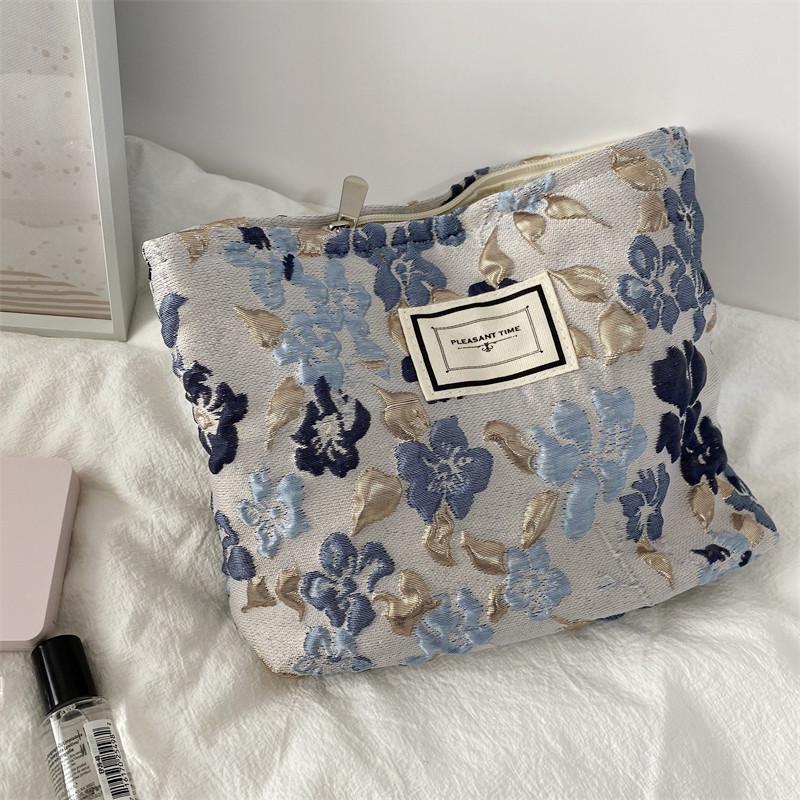 French Embossed Floral Makeup Bag: Large Capacity, Portable Handbag for Casual Use синій/сірий колір
French Embossed Floral Makeup Bag: Large Capacity, Portable Handbag for Casual Use синій/сірий колір