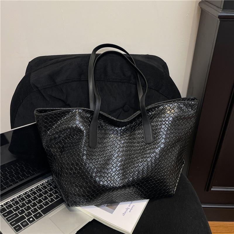 Женская сумка повседневная нишевая сумка на плечо модная сумка для поездок большой вместимости новая сумка-тоут для студентки чёрный
Женская сумка повседневная нишевая сумка на плечо модная сумка для поездок большой вместимости новая сумка-тоут для студентки чёрный