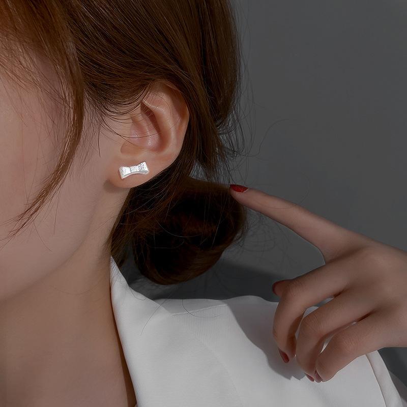 S925 Посеребренные серьги-гвоздики Preppy Sweet серьги Осень Осень новый дизайн серьги-гвоздики с матовым бантом для маленькой девочки
S925 Посеребренные серьги-гвоздики Preppy Sweet серьги Осень Осень новый дизайн серьги-гвоздики с матовым бантом для маленькой девочки