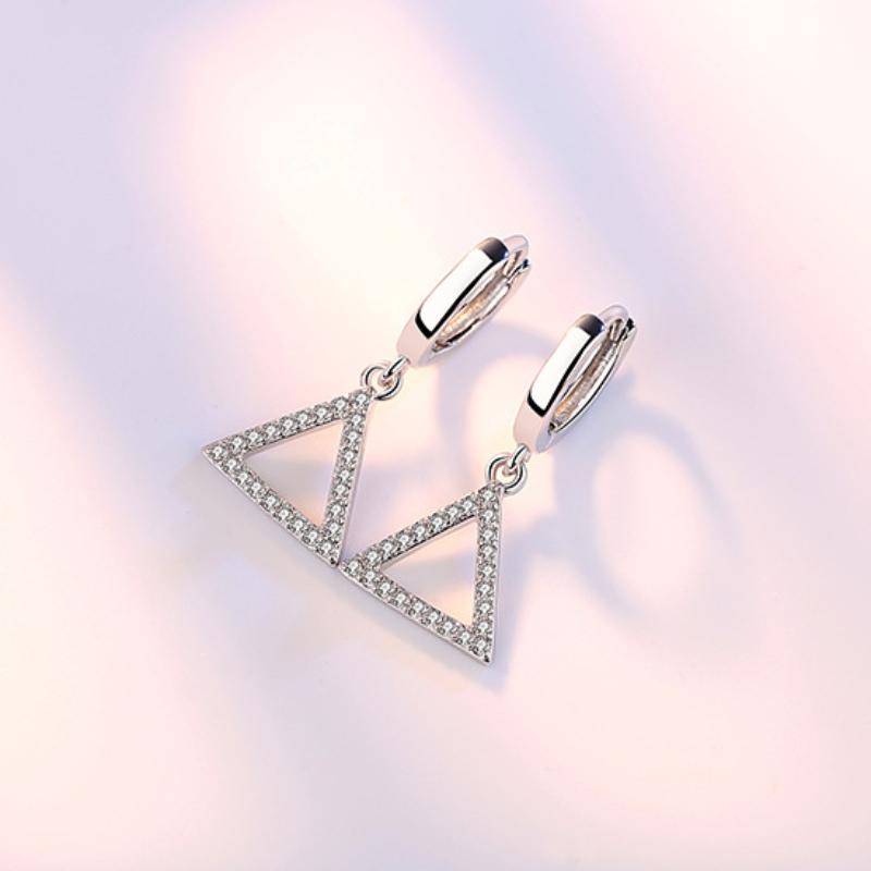 Треугольные серьги геометрической формы с пентаграммой, милые серьги с микроинкрустацией вермикулитом
Треугольные серьги геометрической формы с пентаграммой, милые серьги с микроинкрустацией вермикулитом