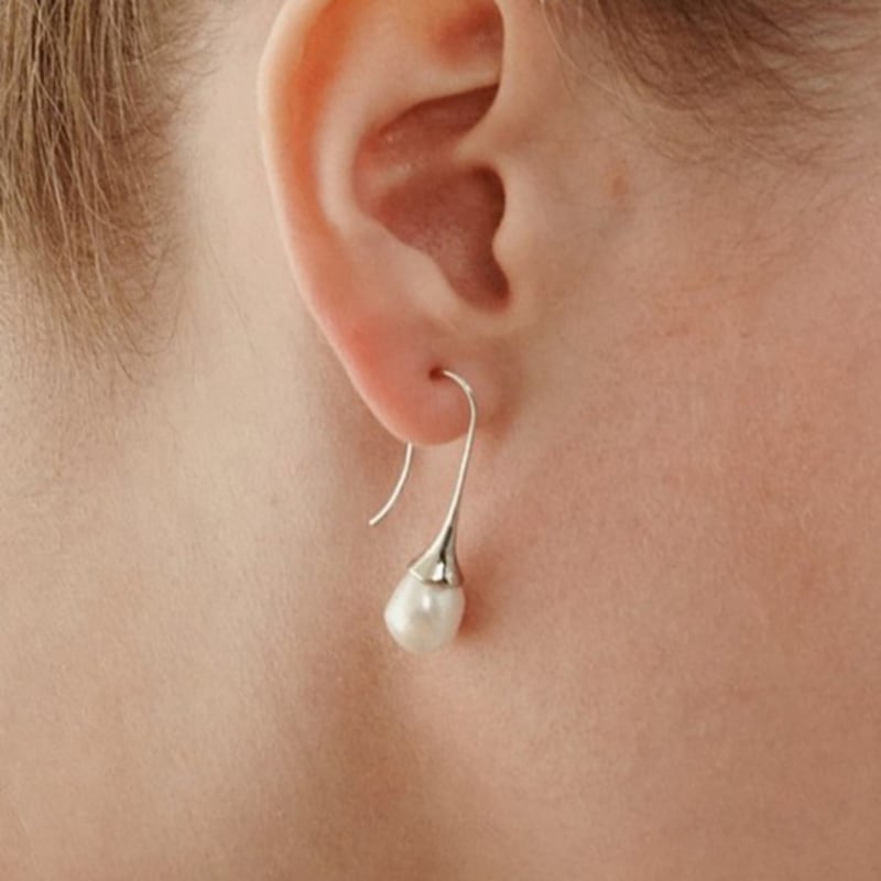 FINDELISE Freshwater Pearl White Hook Earrings SILVER
FINDELISE Freshwater Pearl White Hook Earrings SILVER