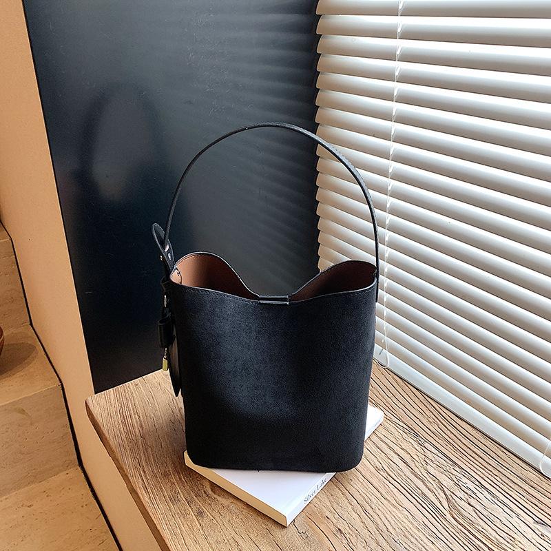 Premium retro bag women s new versatile single shoulder mother bag large capacity commuter bucket bag чёрный
Premium retro bag women s new versatile single shoulder mother bag large capacity commuter bucket bag чёрный