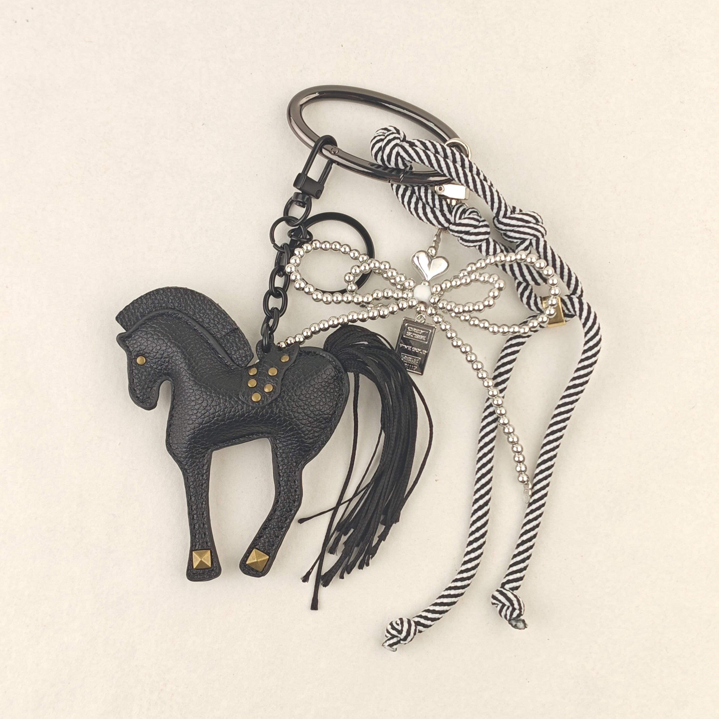 Новий Шкіряний Брелок-Підвіска Сумка Кінська Голова Мотузковий Бант Аксесуари Розкішні Брелоки Кулон Креативна Прикраса Подарунок чорний
Новий Шкіряний Брелок-Підвіска Сумка Кінська Голова Мотузковий Бант Аксесуари Розкішні Брелоки Кулон Креативна Прикраса Подарунок чорний