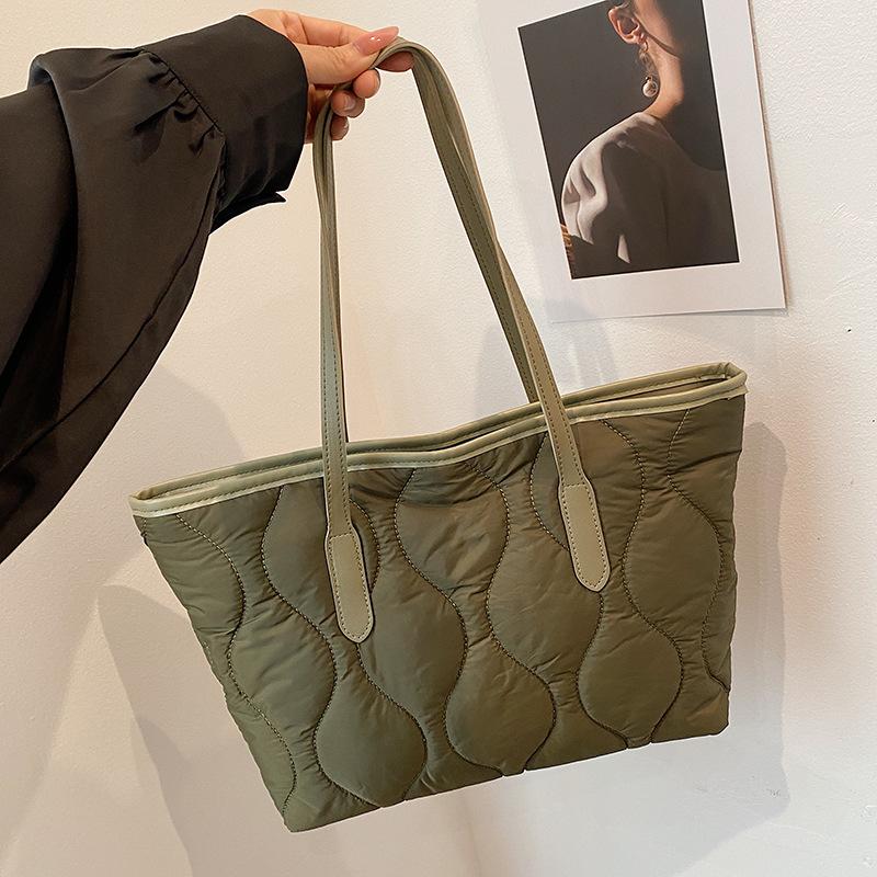 Осенне-зимняя повседневная сумка из нейлона с ромбами 2025 года, большая вместимость, сумка через плечо под мышкой, женская сумка-тоут зелёный
Осенне-зимняя повседневная сумка из нейлона с ромбами 2025 года, большая вместимость, сумка через плечо под мышкой, женская сумка-тоут зелёный